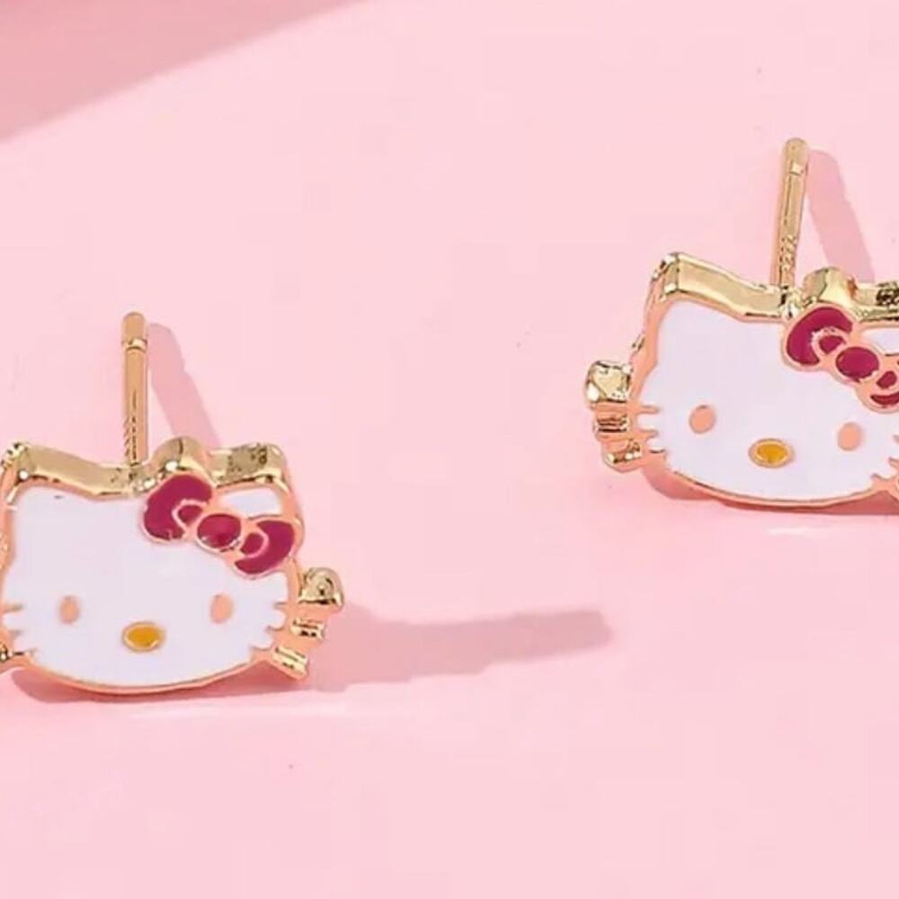 Brand new‎ never worn handmade Hello Kitty Cute Stud earrings